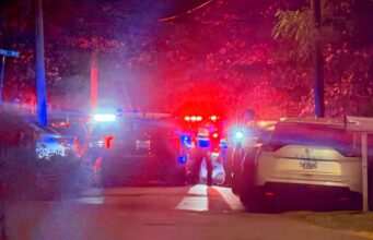 Tiroteo en Birmingham deja dos muertos tras ataque armado Patrullas policiales con luces rojas y azules encendidas acordonan una calle por tiroteo en Birmingham.