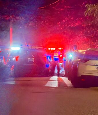 Tiroteo en Birmingham deja dos muertos tras ataque armado Patrullas policiales con luces rojas y azules encendidas acordonan una calle por tiroteo en Birmingham.