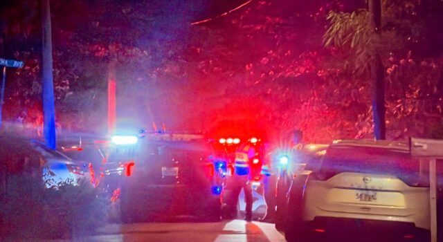 Tiroteo en Birmingham deja dos muertos tras ataque armado Patrullas policiales con luces rojas y azules encendidas acordonan una calle por tiroteo en Birmingham.