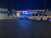 Tiroteo en Midfield activa investigación policial urgente Patrullas de policía con luces intermitentes azules encendidas estacionadas de noche en el estacionamiento de una gasolinera en Midfield durante una investigación.