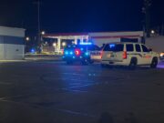 Tiroteo en Midfield activa investigación policial urgente Patrullas de policía con luces intermitentes azules encendidas estacionadas de noche en el estacionamiento de una gasolinera en Midfield durante una investigación.