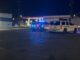 Tiroteo en Midfield activa investigación policial urgente Patrullas de policía con luces intermitentes azules encendidas estacionadas de noche en el estacionamiento de una gasolinera en Midfield durante una investigación.