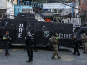 Tiroteo en Río de Janeiro deja atrapados a 50 turistas en favela Santa Marta Agentes armados junto a un camión blindado DRE de la Policía Civil en la entrada de la comunidad Santa Marta en Río de Janeiro.
