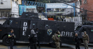 Tiroteo en Río de Janeiro deja atrapados a 50 turistas en favela Santa Marta Agentes armados junto a un camión blindado DRE de la Policía Civil en la entrada de la comunidad Santa Marta en Río de Janeiro.