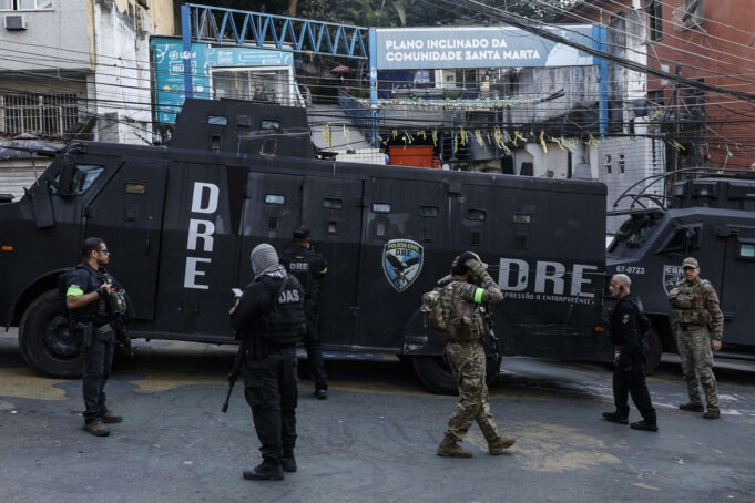 Tiroteo en Río de Janeiro deja atrapados a 50 turistas en favela Santa Marta Agentes armados junto a un camión blindado DRE de la Policía Civil en la entrada de la comunidad Santa Marta en Río de Janeiro.