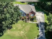 Trussville celebra el 250 aniversario de EE. UU. con arte Vista aérea de una casa en Trussville con un águila gigante y el texto USA 250 dibujados en el césped.
