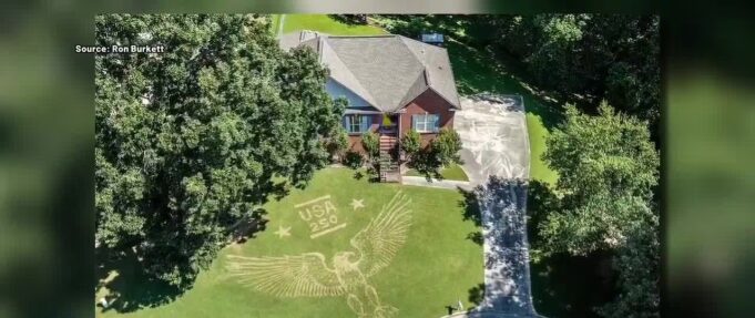 Trussville celebra el 250 aniversario de EE. UU. con arte Vista aérea de una casa en Trussville con un águila gigante y el texto USA 250 dibujados en el césped.