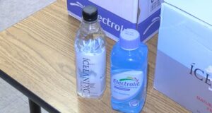 Alabama enfrenta peligrosa ola de calor y abren centros de enfriamiento Botellas de agua y suero Electrolit sobre una mesa en la estación de enfriamiento de Tuscaloosa, Alabama.