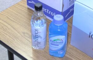 Alabama enfrenta peligrosa ola de calor y abren centros de enfriamiento Botellas de agua y suero Electrolit sobre una mesa en la estación de enfriamiento de Tuscaloosa, Alabama.