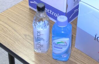 Alabama enfrenta peligrosa ola de calor y abren centros de enfriamiento Botellas de agua y suero Electrolit sobre una mesa en la estación de enfriamiento de Tuscaloosa, Alabama.