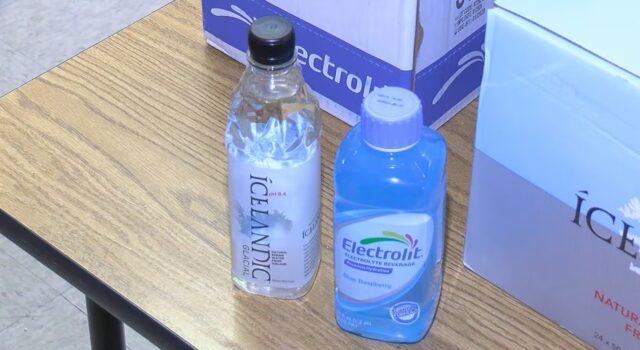 Alabama enfrenta peligrosa ola de calor y abren centros de enfriamiento Botellas de agua y suero Electrolit sobre una mesa en la estación de enfriamiento de Tuscaloosa, Alabama.