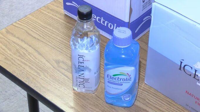 Alabama enfrenta peligrosa ola de calor y abren centros de enfriamiento Botellas de agua y suero Electrolit sobre una mesa en la estación de enfriamiento de Tuscaloosa, Alabama.