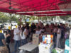 Envían ayuda médica de emergencia a Venezuela desde Miami Voluntarios clasifican insumos médicos y cajas de ayuda humanitaria bajo un toldo rojo para enviar a Venezuela.