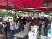 Envían ayuda médica de emergencia a Venezuela desde Miami Voluntarios clasifican insumos médicos y cajas de ayuda humanitaria bajo un toldo rojo para enviar a Venezuela.
