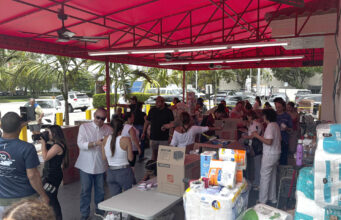 Envían ayuda médica de emergencia a Venezuela desde Miami Voluntarios clasifican insumos médicos y cajas de ayuda humanitaria bajo un toldo rojo para enviar a Venezuela.