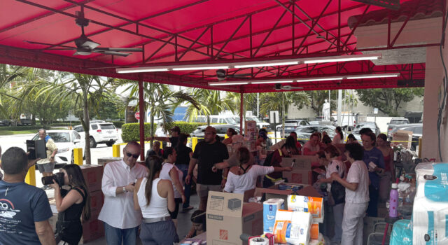 Envían ayuda médica de emergencia a Venezuela desde Miami Voluntarios clasifican insumos médicos y cajas de ayuda humanitaria bajo un toldo rojo para enviar a Venezuela.