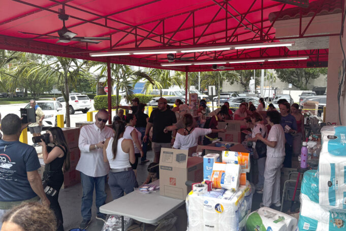 Envían ayuda médica de emergencia a Venezuela desde Miami Voluntarios clasifican insumos médicos y cajas de ayuda humanitaria bajo un toldo rojo para enviar a Venezuela.