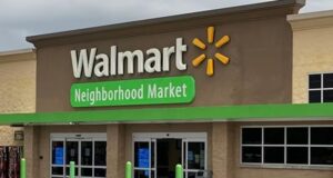 Walmart planea nuevo Neighborhood Market en Vestavia Hills Fachada de una tienda Walmart Neighborhood Market con letras blancas y verdes bajo un fondo marrón y el logo de la marca.