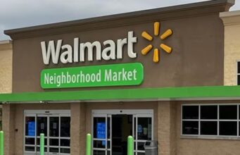 Walmart planea nuevo Neighborhood Market en Vestavia Hills Fachada de una tienda Walmart Neighborhood Market con letras blancas y verdes bajo un fondo marrón y el logo de la marca.