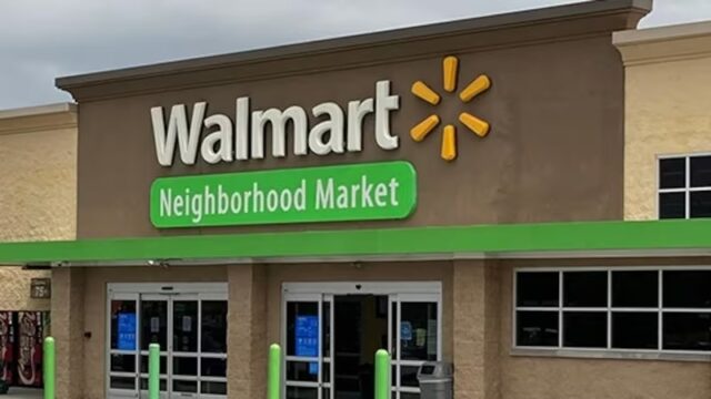 walmart-neighborhood-market-tienda-vestavia-hills Fachada de una tienda Walmart Neighborhood Market con letras blancas y verdes bajo un fondo marrón y el logo de la marca.