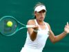 Wimbledon 2026: Solana Sierra avanza a la segunda ronda La tenista Solana Sierra con vestimenta blanca ejecuta un golpe de derecha con su raqueta en la cancha de Wimbledon.