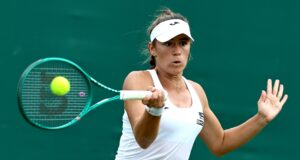 Wimbledon 2026: Solana Sierra avanza a la segunda ronda La tenista Solana Sierra con vestimenta blanca ejecuta un golpe de derecha con su raqueta en la cancha de Wimbledon.