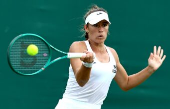 Wimbledon 2026: Solana Sierra avanza a la segunda ronda La tenista Solana Sierra con vestimenta blanca ejecuta un golpe de derecha con su raqueta en la cancha de Wimbledon.