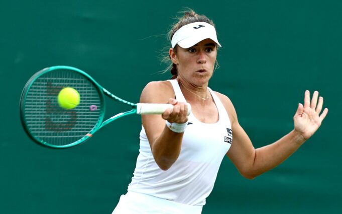 Wimbledon 2026: Solana Sierra avanza a la segunda ronda La tenista Solana Sierra con vestimenta blanca ejecuta un golpe de derecha con su raqueta en la cancha de Wimbledon.