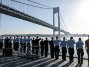 250 aniversario de EE.UU. en Nueva York inicia con megadesfile Militares saludan desde un buque frente al puente Verrazzano por el 250 aniversario de EE.UU. en Nueva York.