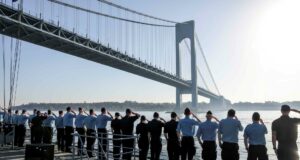250 aniversario de EE.UU. en Nueva York inicia con megadesfile Militares saludan desde un buque frente al puente Verrazzano por el 250 aniversario de EE.UU. en Nueva York.