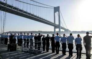 250 aniversario de EE.UU. en Nueva York inicia con megadesfile Militares saludan desde un buque frente al puente Verrazzano por el 250 aniversario de EE.UU. en Nueva York.