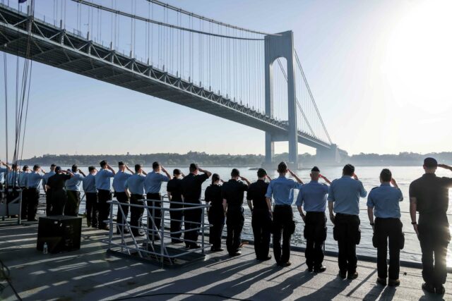 Nueva York inicia festejos por 250 años de independencia, que incluirán gran desfile naval Militares saludan desde un buque frente al puente Verrazzano por el 250 aniversario de EE.UU. en Nueva York.
