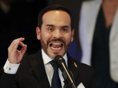 Abelardo de la Espriella inicia una transición histórica en Colombia Abelardo de la Espriella habla efusivamente frente a un micrófono durante un acto político en Colombia.
