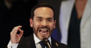 Abelardo de la Espriella inicia una transición histórica en Colombia Abelardo de la Espriella habla efusivamente frente a un micrófono durante un acto político en Colombia.