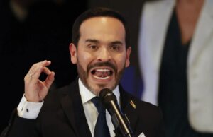 Abelardo de la Espriella inicia una transición histórica en Colombia Abelardo de la Espriella habla efusivamente frente a un micrófono durante un acto político en Colombia.