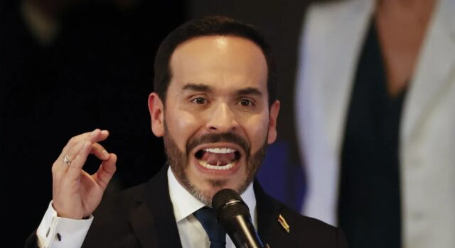Abelardo de la Espriella inicia una transición histórica en Colombia Abelardo de la Espriella habla efusivamente frente a un micrófono durante un acto político en Colombia.