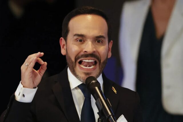 abelardo-de-la-espriella-presidente-electo-colombia-discurso Abelardo de la Espriella habla efusivamente frente a un micrófono durante un acto político en Colombia.