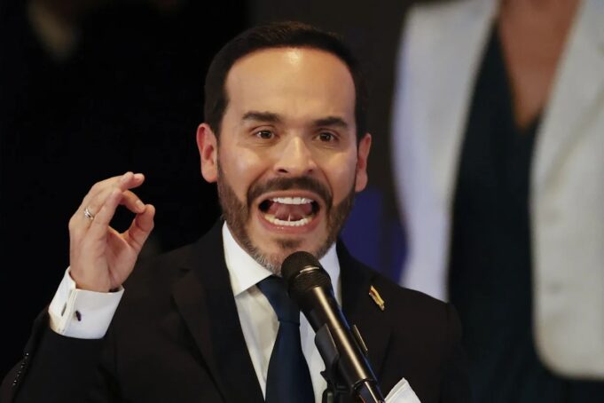 Abelardo de la Espriella inicia una transición histórica en Colombia Abelardo de la Espriella habla efusivamente frente a un micrófono durante un acto político en Colombia.
