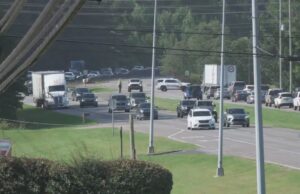 Accidente fatal en Carretera 280 deja un muerto y heridos Tráfico detenido y patrullas en la Carretera 280 por un accidente en Highland Lakes, Alabama.