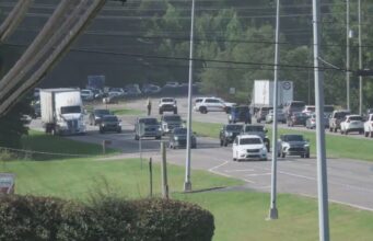 Accidente fatal en Carretera 280 deja un muerto y heridos Tráfico detenido y patrullas en la Carretera 280 por un accidente en Highland Lakes, Alabama.