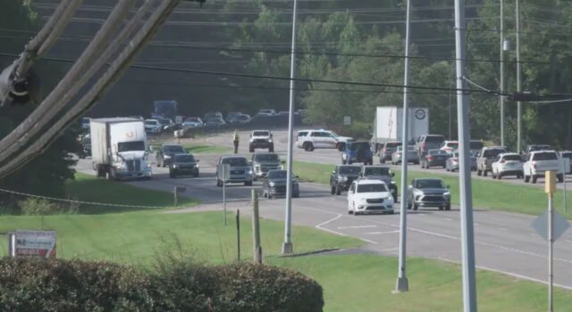 Accidente fatal en Carretera 280 deja un muerto y heridos Tráfico detenido y patrullas en la Carretera 280 por un accidente en Highland Lakes, Alabama.