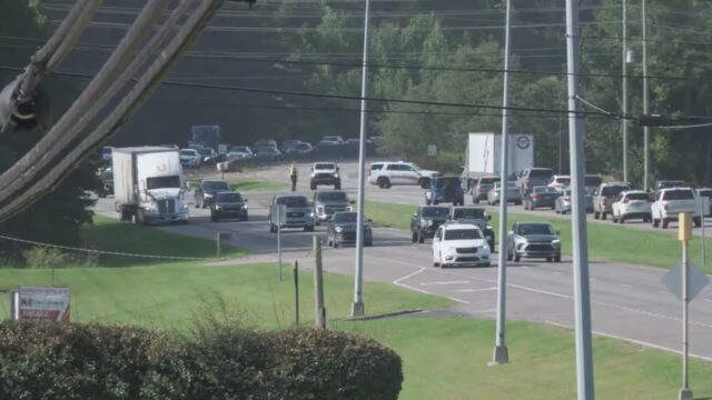 Accidente fatal en Carretera 280 deja un muerto y heridos Tráfico detenido y patrullas en la Carretera 280 por un accidente en Highland Lakes, Alabama.