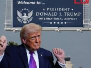 Aeropuerto de Palm Beach cambia su nombre a Donald J. Trump Donald Trump gesticula frente a un letrero azul que dice President Donald J Trump International Airport.
