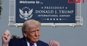 Aeropuerto de Palm Beach cambia su nombre a Donald J. Trump Donald Trump gesticula frente a un letrero azul que dice President Donald J Trump International Airport.