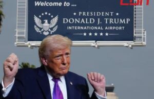 Aeropuerto de Palm Beach cambia su nombre a Donald J. Trump Donald Trump gesticula frente a un letrero azul que dice President Donald J Trump International Airport.