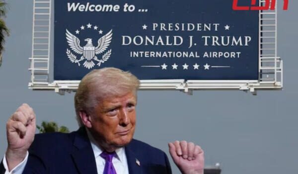 Aeropuerto de Palm Beach cambia su nombre a Donald J. Trump Donald Trump gesticula frente a un letrero azul que dice President Donald J Trump International Airport.