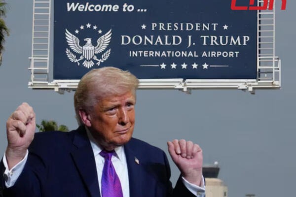 aeropuerto-donald-trump-palm-beach-florida Donald Trump gesticula frente a un letrero azul que dice President Donald J Trump International Airport.