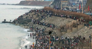 Crisis migratoria en Ceuta desata alerta en España Multitud de personas congregadas en la costa y la valla de la frontera de Ceuta intentando cruzar a España.