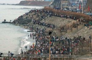 Crisis migratoria en Ceuta desata alerta en España Multitud de personas congregadas en la costa y la valla de la frontera de Ceuta intentando cruzar a España.