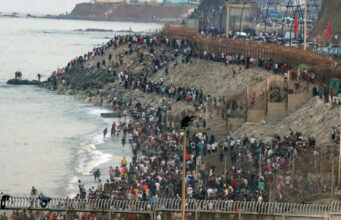 Crisis migratoria en Ceuta desata alerta en España Multitud de personas congregadas en la costa y la valla de la frontera de Ceuta intentando cruzar a España.
